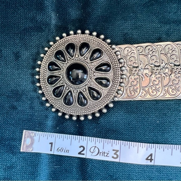 VINTAGE 70’s STYLE PRESSED METAL ARTICULATED BELT ONYX MEDALLION